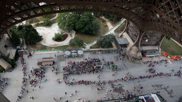 إغلاق برج إيفل في باريس مع إضراب العمال بسبب طوابير الزوار الطويلة
