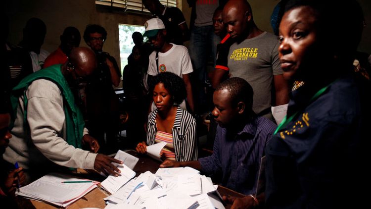 مرشحون في انتخابات مالي يطلبون إجراء تحقيق فيما يصفونه بالتزوير