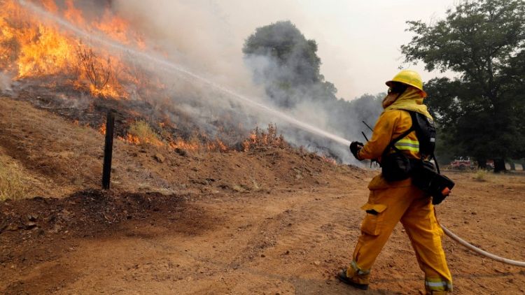 رجال الإطفاء يحاصرون حريق (كار فاير) في كاليفورنيا