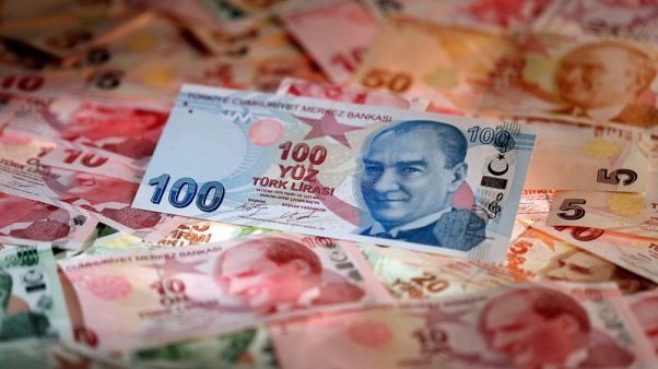 العملة التركية قرب 5 ليرات للدولار بعد إعلان عقوبات أمريكية العملة التركية قرب 5 ليرات للدولار بعد إعلان عقوبات أمريكية