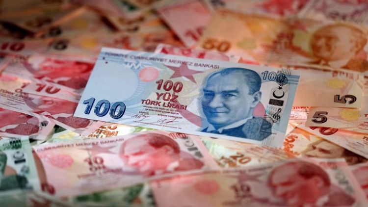 العملة التركية قرب 5 ليرات للدولار بعد إعلان عقوبات أمريكية