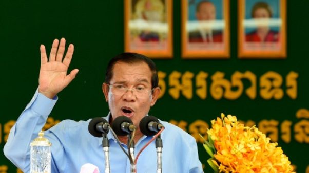 Cambodge: Hun Sen célèbre sa victoire "claire comme le cristal" devant des milliers d'ouvriers Cambodge: Hun Sen célèbre sa victoire "claire comme le cristal" devant des milliers d'ouvriers
