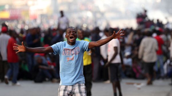 بريطانيا تدعو للهدوء في زيمبابوي والكومنولث تدين استخدام القوة بريطانيا تدعو للهدوء في زيمبابوي والكومنولث تدين استخدام القوة