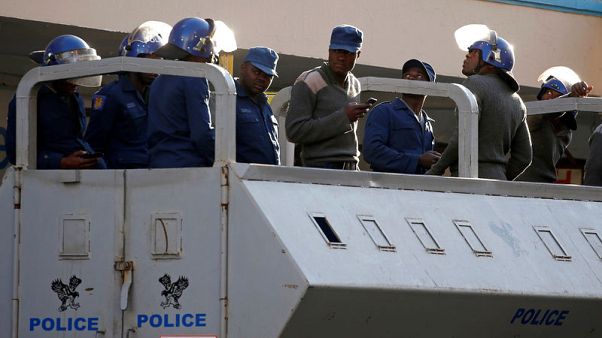 جنود يأمرون المتاجر في عاصمة زيمبابوي بإغلاق أبوابها جنود يأمرون المتاجر في عاصمة زيمبابوي بإغلاق أبوابها