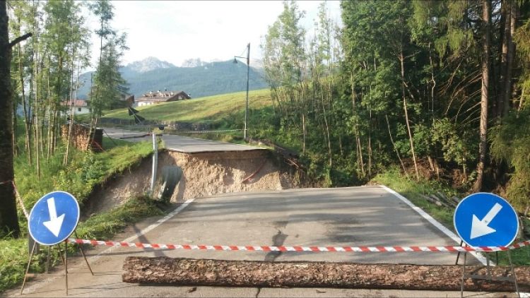 Bomba d'acqua a Cortina, crolla ponte