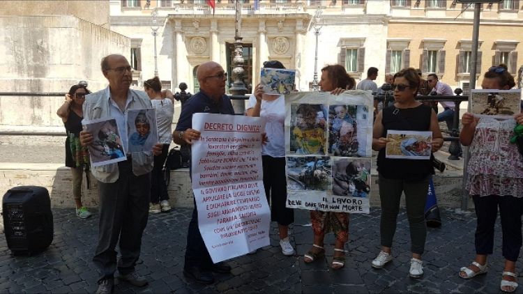 Fabbrica bombe Sardegna, protesta a Roma