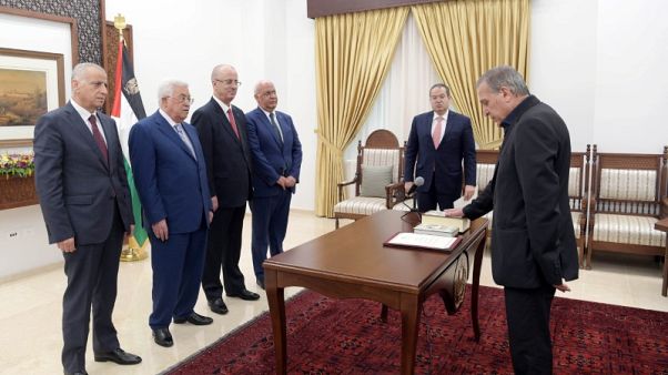 عباس يعين أبو ردينة نائبا لرئيس الوزراء ووزيرا للإعلام وحماس ترفض عباس يعين أبو ردينة نائبا لرئيس الوزراء ووزيرا للإعلام وحماس ترفض