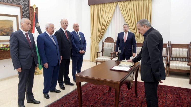 عباس يعين أبو ردينة نائبا لرئيس الوزراء ووزيرا للإعلام وحماس ترفض
