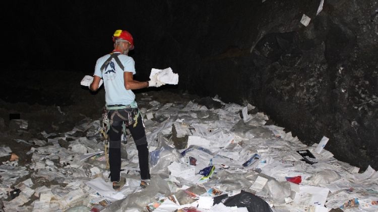 Postino getta 2.000 lettere in grotta