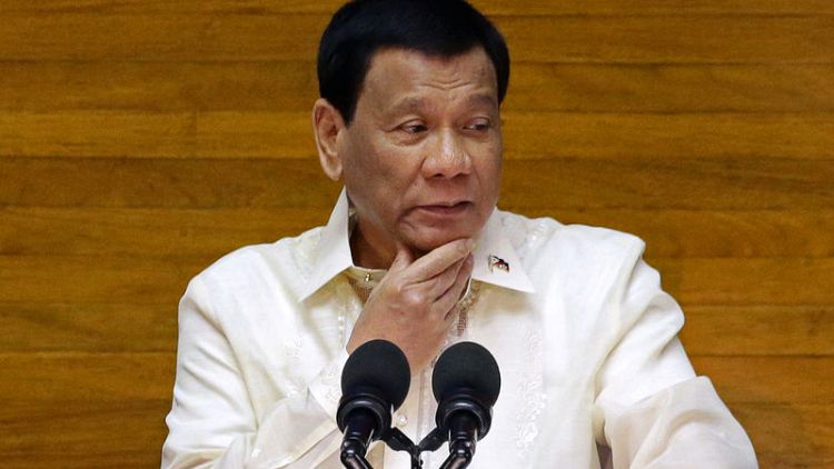 رئيس الفلبين يقول إنه قد يرسل سفينة حربية لإنقاذ رهائن فلبينيين في ليبيا