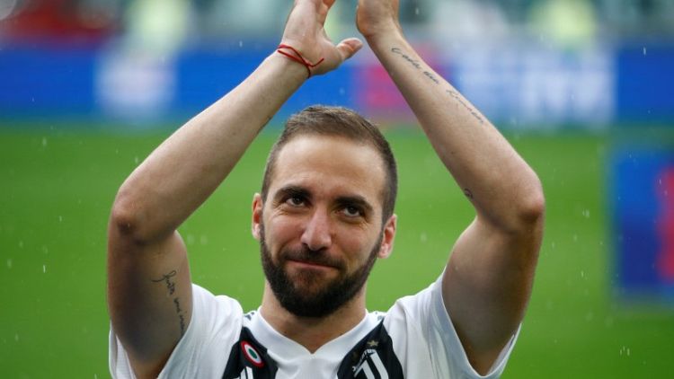 Soccer - Milan's number nine shirt holds no fear for Higuain