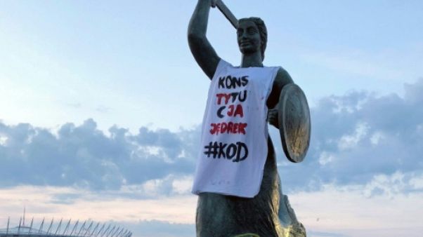 Des monuments en Pologne revêtus de T-shirts pour réclamer le respect de la Constitution Des monuments en Pologne revêtus de T-shirts pour réclamer le respect de la Constitution