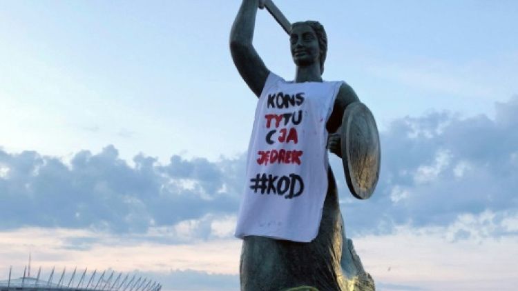 Des monuments en Pologne revêtus de T-shirts pour réclamer le respect de la Constitution