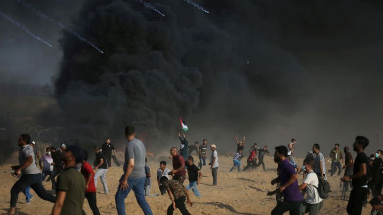 القوات الإسرائيلية تقتل فلسطينيا على حدود غزة واستمرار جهود التهدئة