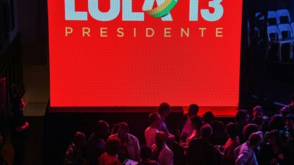 Brésil: depuis sa prison, Lula en lice pour un troisième mandat Brésil: depuis sa prison, Lula en lice pour un troisième mandat