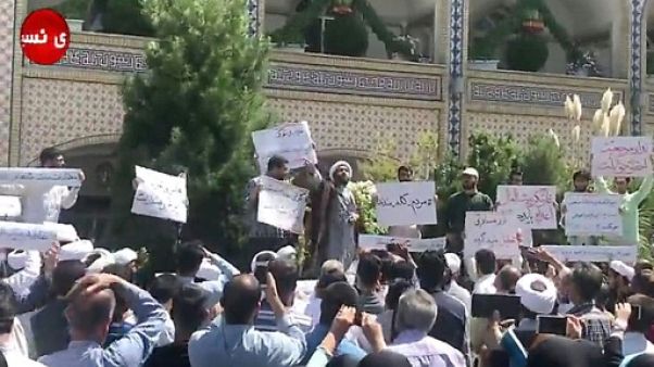 Des manifestants attaquent une école religieuse en Iran, tensions croissantes Des manifestants attaquent une école religieuse en Iran, tensions croissantes