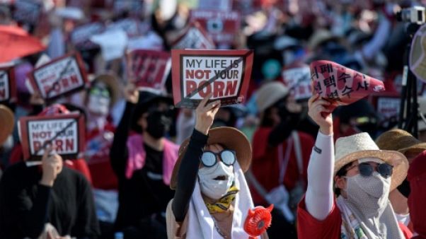 A Séoul, affluence record à une manifestation de femmes contre les caméras espions A Séoul, affluence record à une manifestation de femmes contre les caméras espions