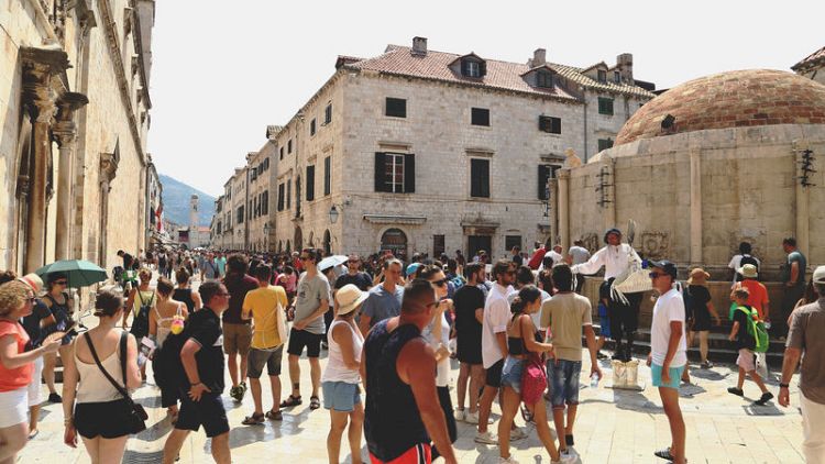 مدينة دوبروفنيك الكرواتية تقيد عدد السياح لمواجهة الزحام