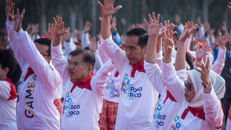 رئيس إندونيسيا يشارك الآلاف في أداء رقصة البوكو بوكو
