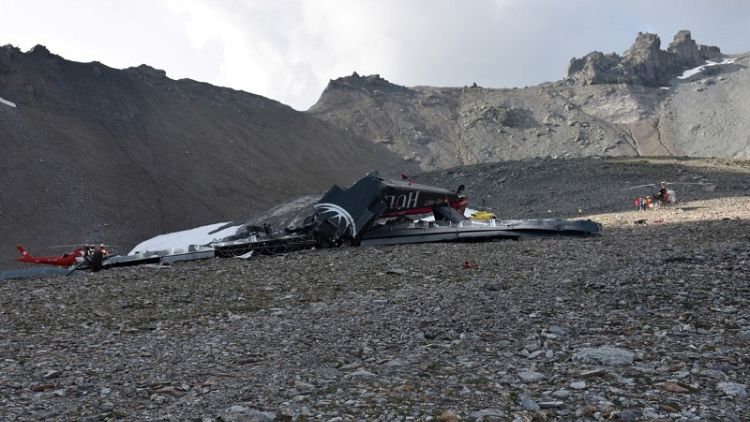 مقتل 20 في سقوط طائرة في جبال الألب بسويسرا