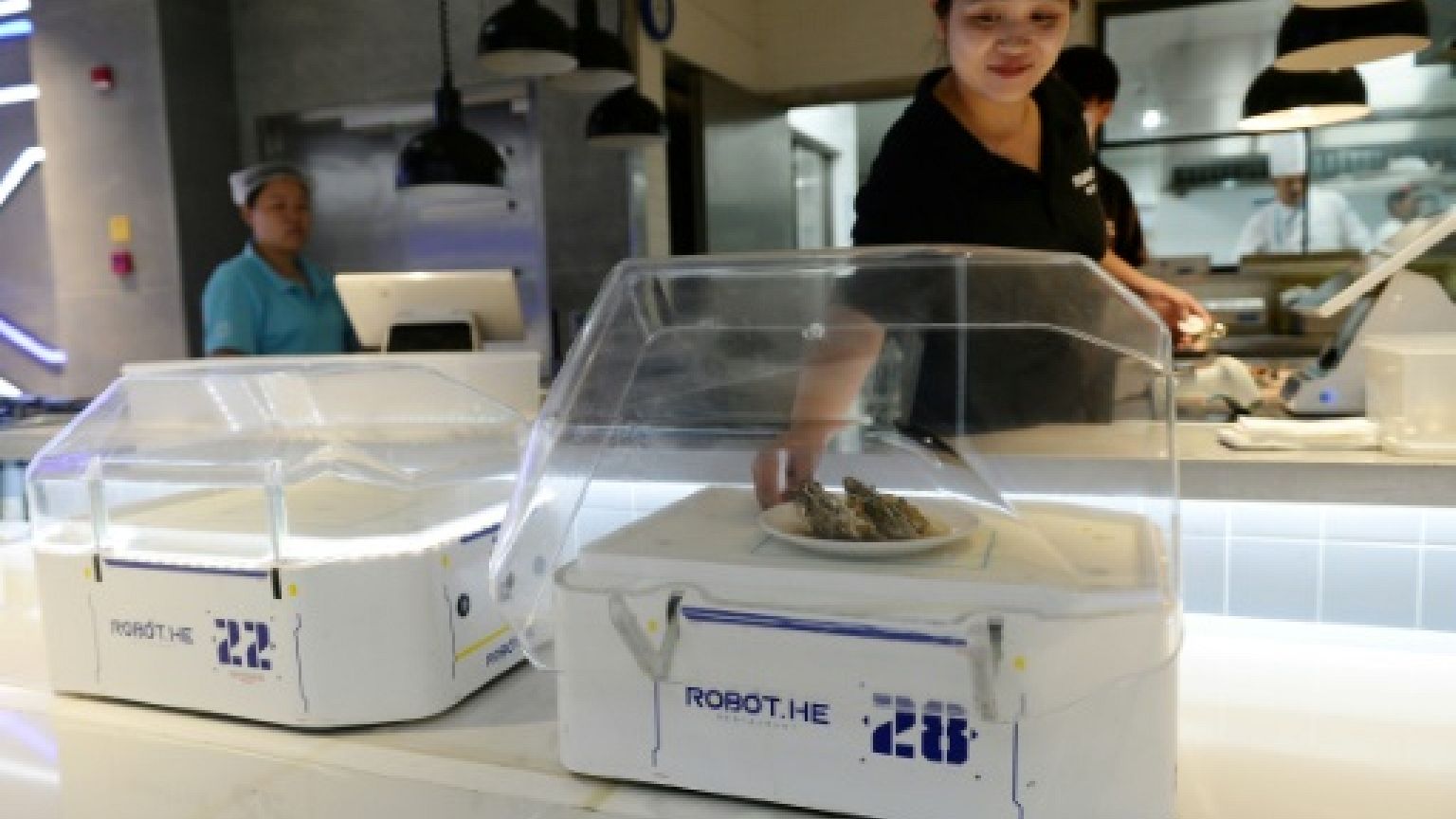 Au restaurant en Chine, le serveur est un robot
