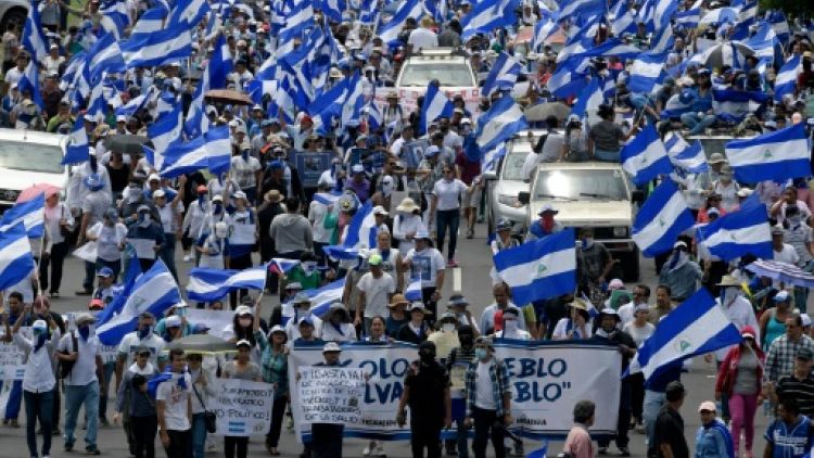 Des manifestants marchent dans les rues de Managua le 4 août 2018
