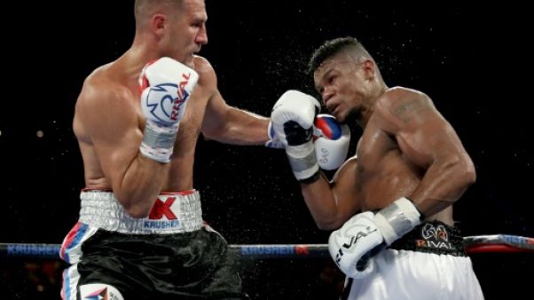 Boxe: Alvarez détrône Kovalev pour le titre de champion WBO des mi-lourds Boxe: Alvarez détrône Kovalev pour le titre de champion WBO des mi-lourds