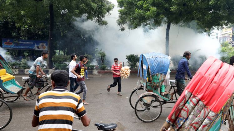 شرطة بنجلادش تطلق الغاز المسيل للدموع لتفريق محتجين يعطلون المرور