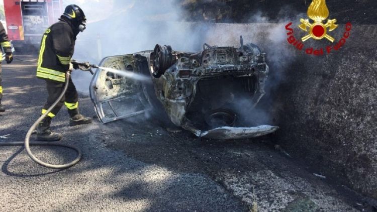 Auto a fuoco dopo incidente A1, 2 morti