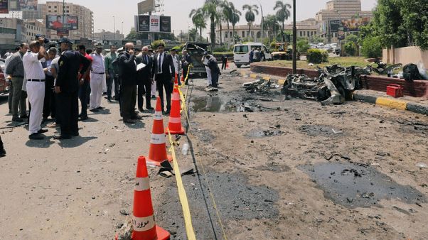 إصابة 13 شخصا في انفجار سيارة قرب وسط القاهرة إصابة 13 شخصا في انفجار سيارة قرب وسط القاهرة
