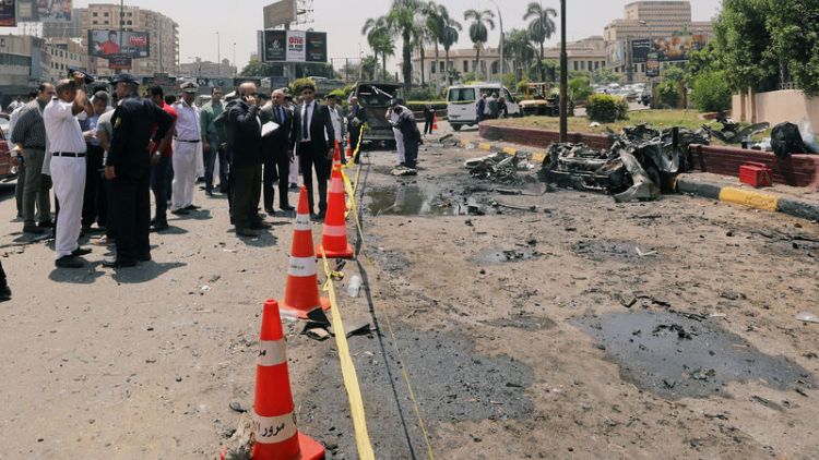 إصابة 13 شخصا في انفجار سيارة قرب وسط القاهرة