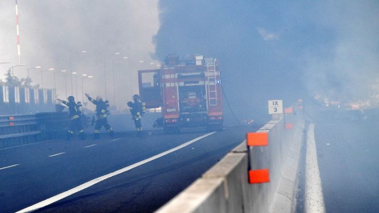 حادث مروري يتسبب في انفجار وحريق قرب مطار بولونيا الإيطالي