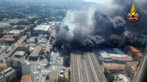 Explosion d'un camion à Bologne: un mort et plus de 40 blessés Explosion d'un camion à Bologne: un mort et plus de 40 blessés