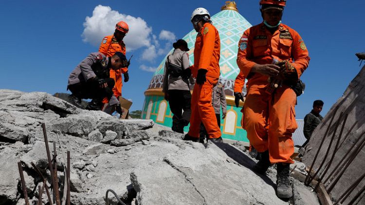 إنقاذ امرأة من تحت الأنقاض بعد يومين من زلزال إندونيسيا المدمر