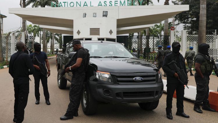 الرئاسة النيجيرية تدين حصار البرلمان "غير المصرح به"