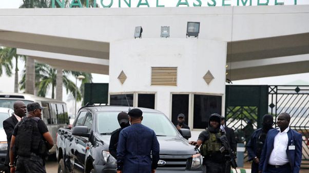 Nigerian security forces temporarily block lawmakers from entering parliament Nigerian security forces temporarily block lawmakers from entering parliament