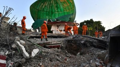 Séisme en Indonésie: des sandales devant une mosquée font craindre de nouvelles victimes Séisme en Indonésie: des sandales devant une mosquée font craindre de nouvelles victimes