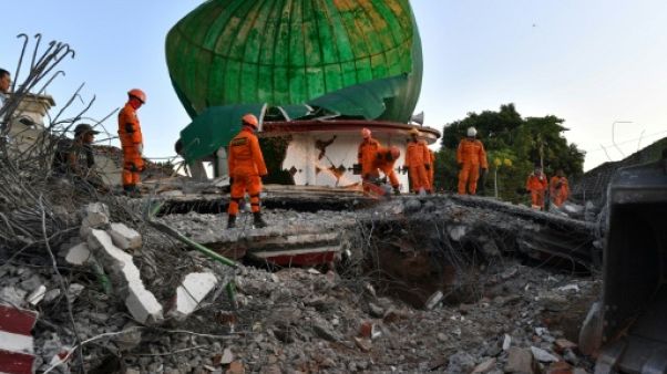 Séisme en Indonésie: des sandales devant une mosquée font craindre de nouvelles victimes Séisme en Indonésie: des sandales devant une mosquée font craindre de nouvelles victimes