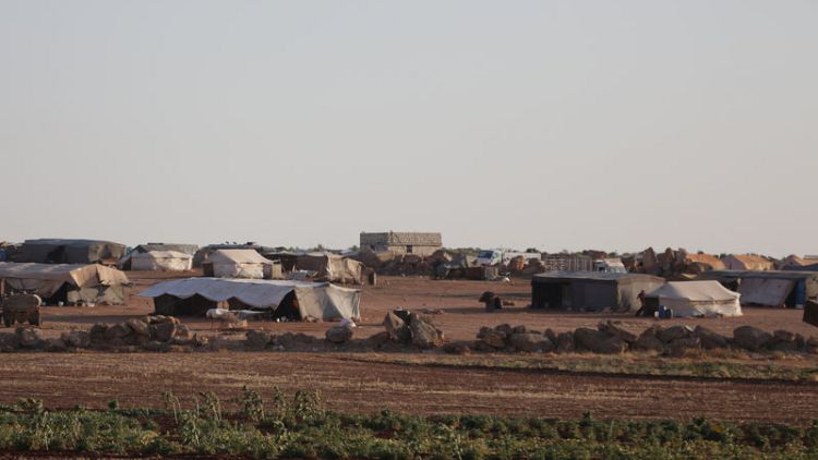 القوات التركية تمثل حماية لسكان قرية في إدلب السورية من هجوم