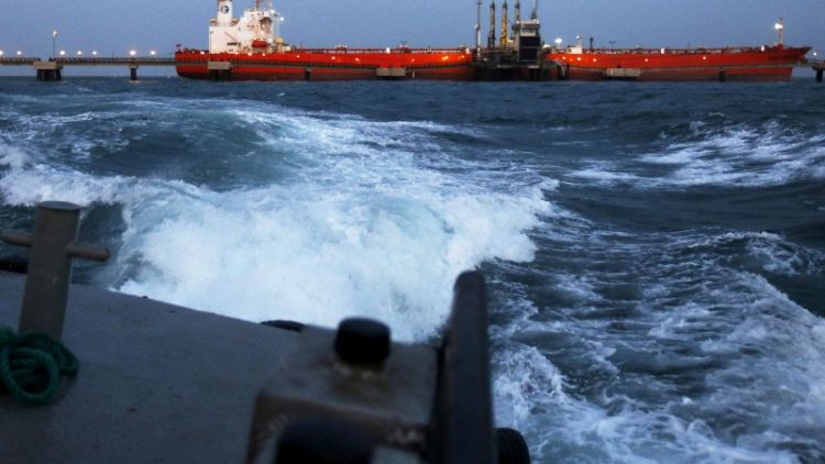 فنزويلا تتفادى مصادرة الأصول بنقل نفطها بين السفن في البحر