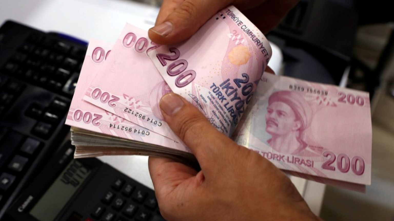 الليرة التركية تنخفض قبيل محادثات حكومية مع مسؤولين أمريكيين