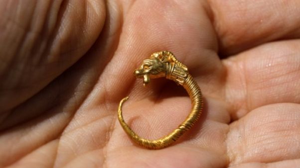 A Jérusalem, des archéologues dévoilent une boucle d'oreille vieille de 2.200 ans A Jérusalem, des archéologues dévoilent une boucle d'oreille vieille de 2.200 ans