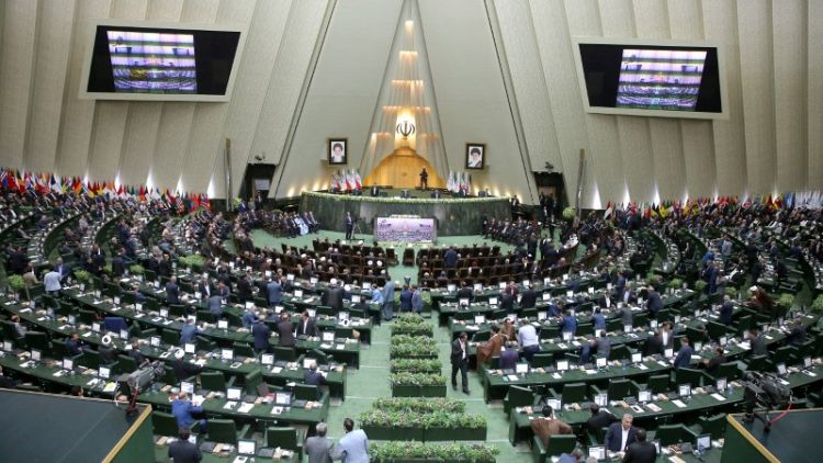 البرلمان الإيراني يعزل وزير العمل