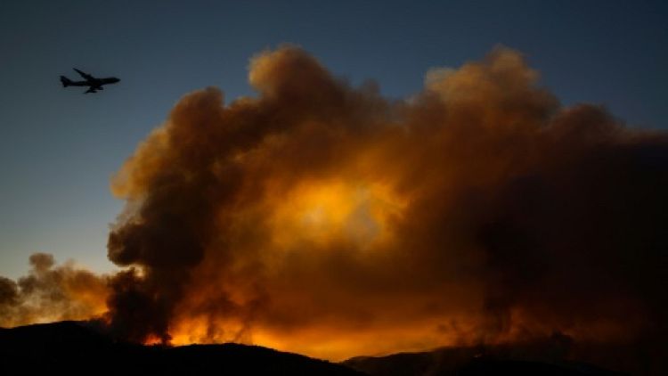 Quelques progrès sur l'incendie géant de Californie