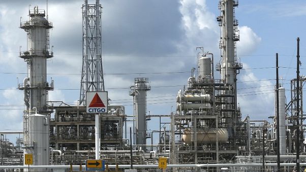 النفط يهبط حوالي 4% بفعل تباطؤ الطلب الصيني والنزاع التجاري بين الصين وأمريكا النفط يهبط حوالي 4% بفعل تباطؤ الطلب الصيني والنزاع التجاري بين الصين وأمريكا