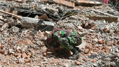 Indonésie: le bilan du séisme de dimanche monte à 319 morts selon le gouvernement Indonésie: le bilan du séisme de dimanche monte à 319 morts selon le gouvernement