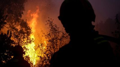 Des plages du sud du Portugal obscurcies par la fumée de l'incendie Des plages du sud du Portugal obscurcies par la fumée de l'incendie