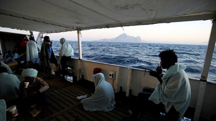 سفينة إنقاذ تصل إلى ميناء إسباني وعليها 87 مهاجرا أنقذتهم أمام ساحل ليبيا