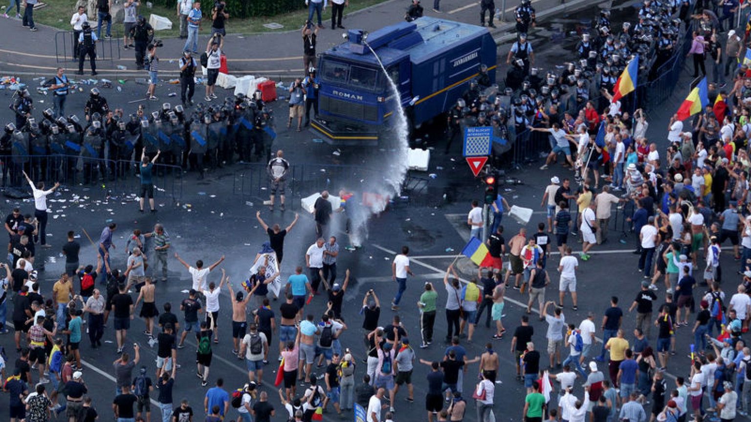 Police fire tear gas as Romanians rally against government