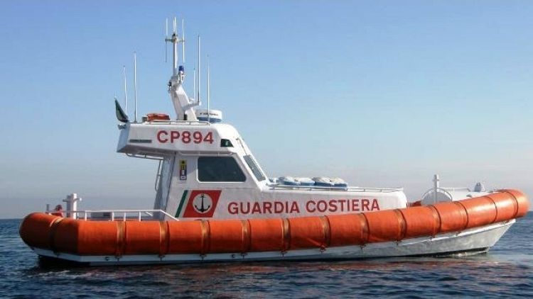 Barca affonda in Sardegna, un morto